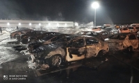 اندلاع النيران في معرض لبيع السيارات في الطيرة